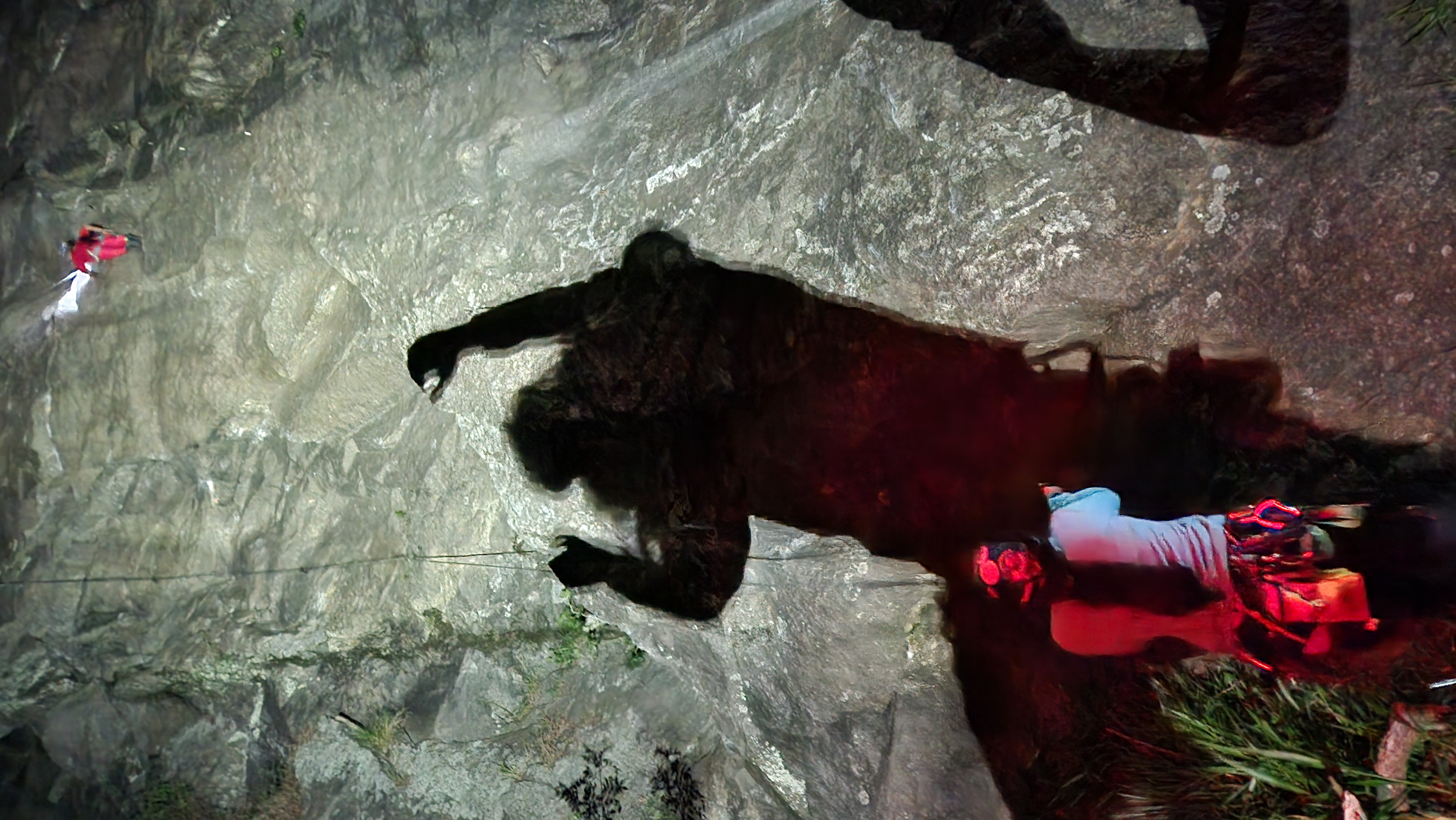 Escalada noturna com sombra projetada na rocha