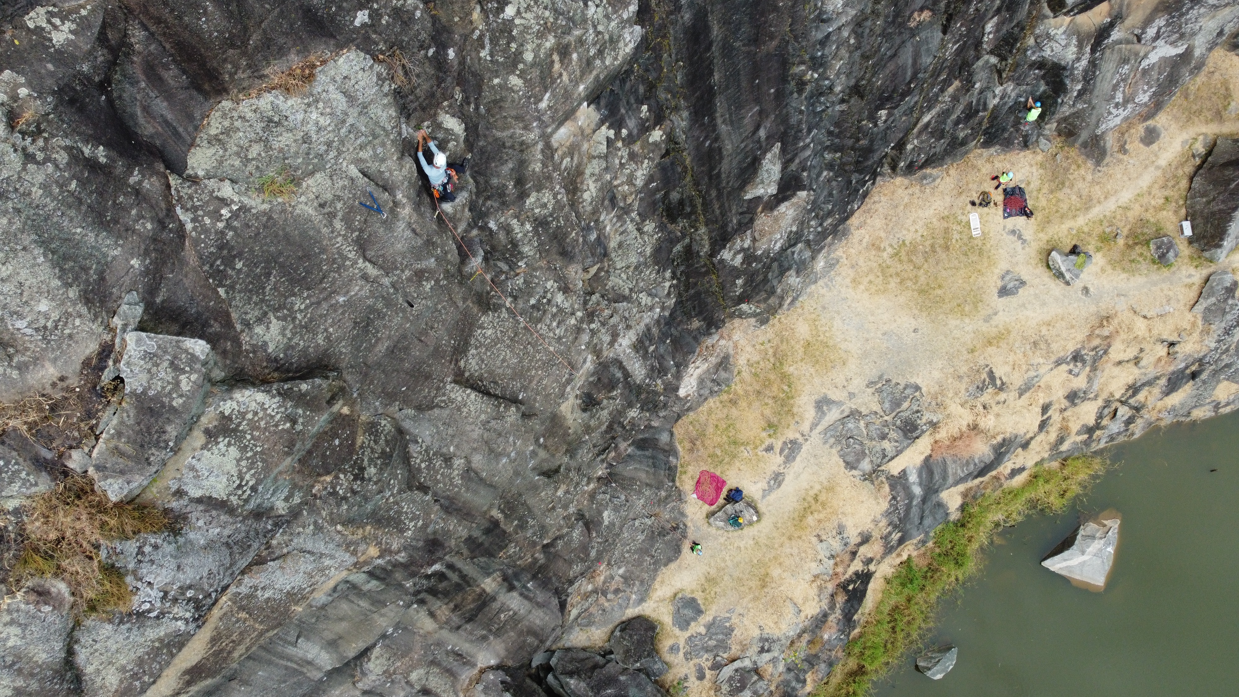 Escalador em via vertical na Pedreira Dib