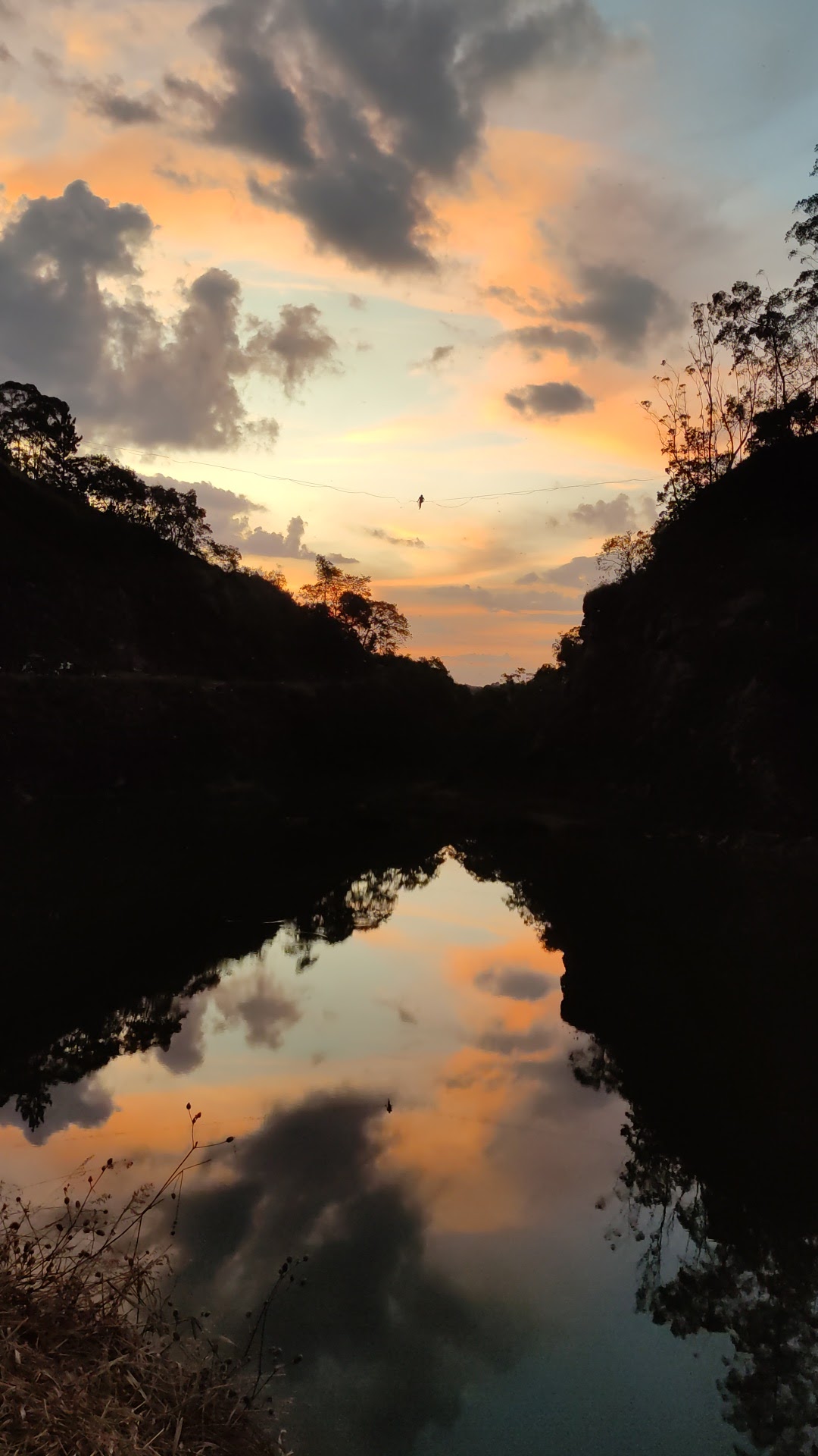 Pôr do sol sobre a pedreira com highline